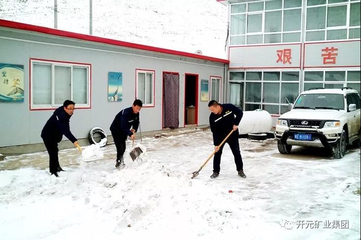 人間四月芳菲盡，山中春雪還復來